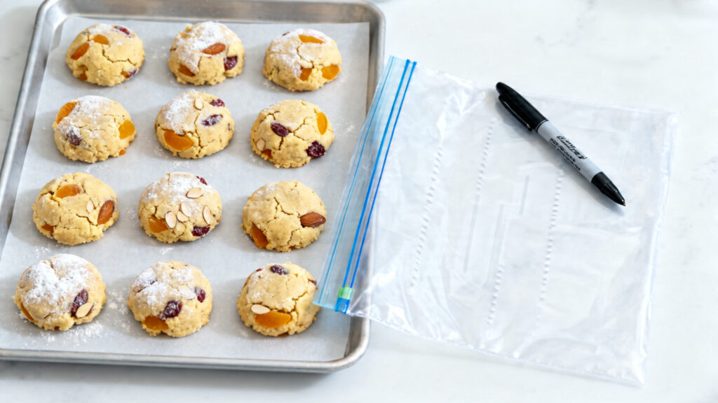 Boules de pâte à cookies abricots-amandes prêtes à congeler