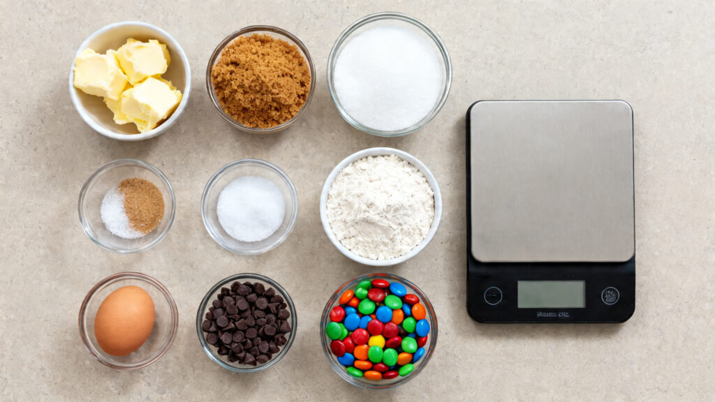 Ingrédients cookies Smarties pesés, farine, sucres, beurre