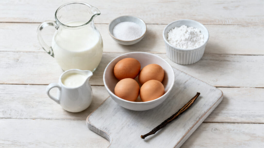 Ingrédients mesurés lait entier, crème, œufs, maïzena et vanille