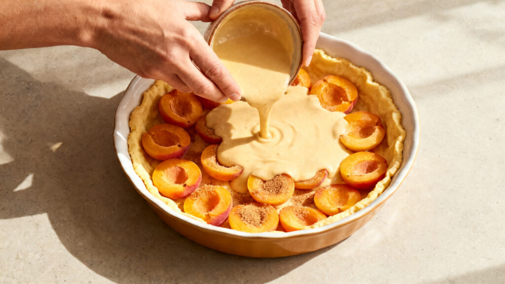 Abricots face coupée vers le bas et appareil versé