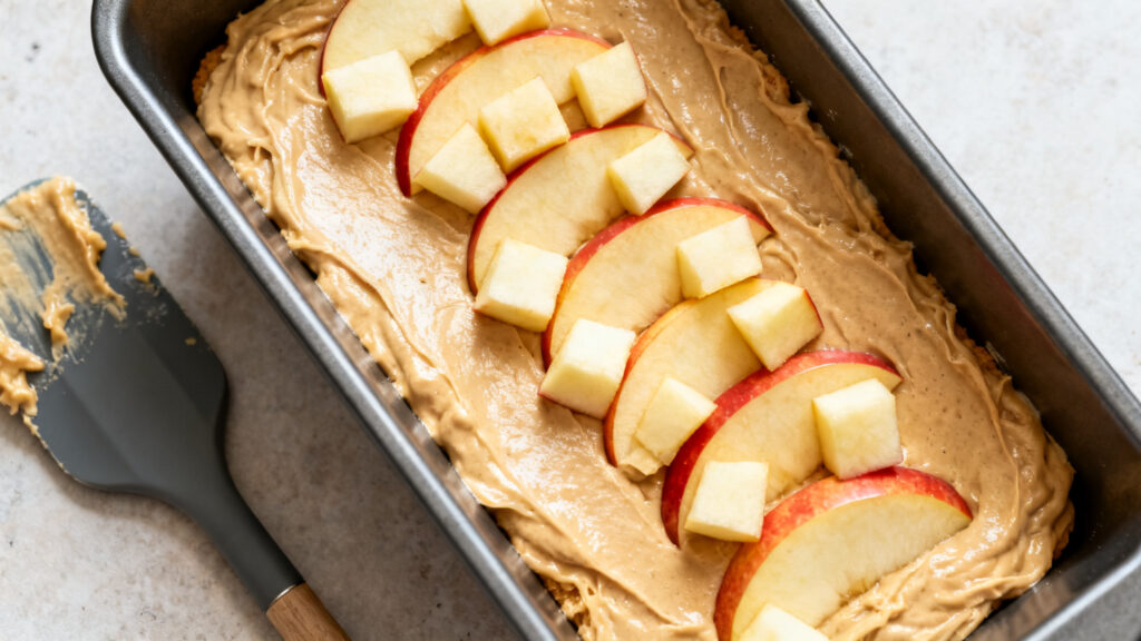 Appareil dans moule à cake, pommes réparties à mi-hauteur