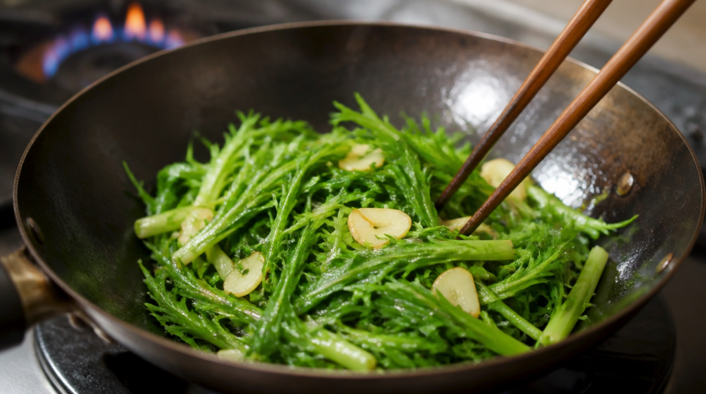 Mizuna sauté au wok, feuilles asiatiques vert tendre